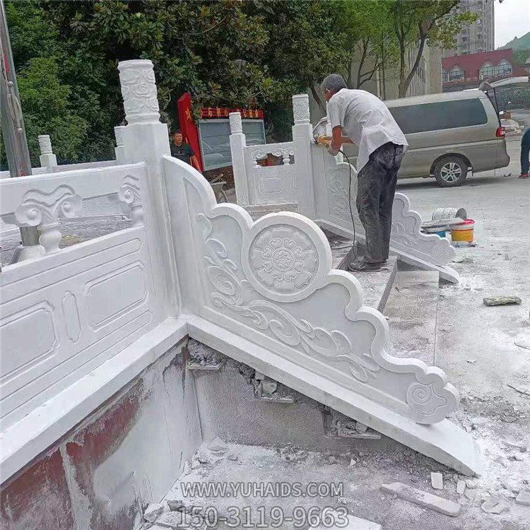漢白玉旗臺(tái)欄板欄桿安裝，細(xì)節(jié)打磨處理雕塑