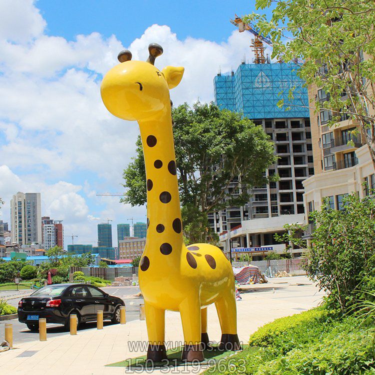 可愛的卡通長頸鹿，大型卡通動物景觀雕塑