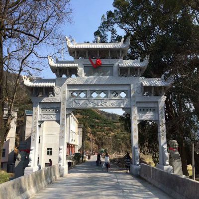 村口石牌坊，三間四柱石雕牌樓