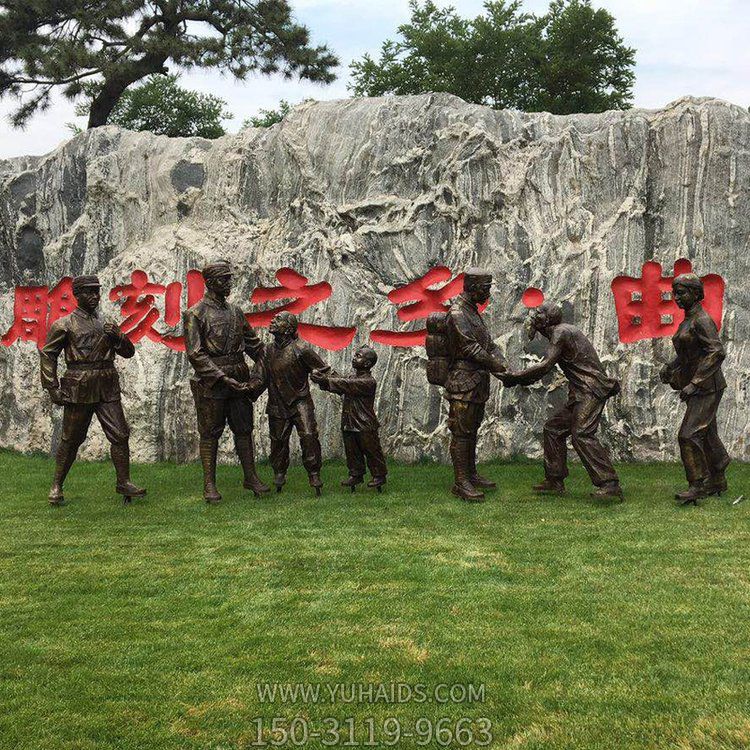 玻璃鋼仿銅人物，八路軍和鄉(xiāng)親握手的景觀擺件雕塑
