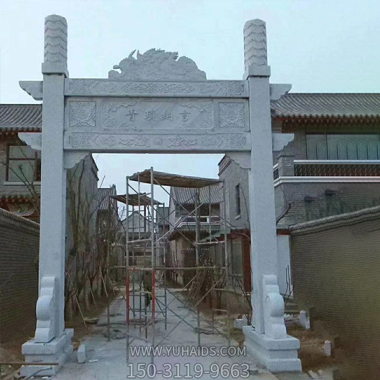 小區(qū)入口擺放青石雕刻新中式單門(mén)牌坊雕塑