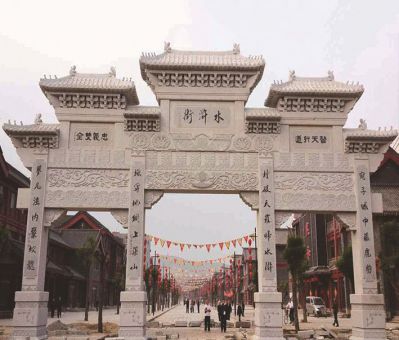 古城小鎮(zhèn)擺放三門(mén)五樓牌坊石雕