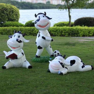 玻璃鋼噴漆卡通奶?？磿?踢足球趴著玩耍幼兒園組合小品
