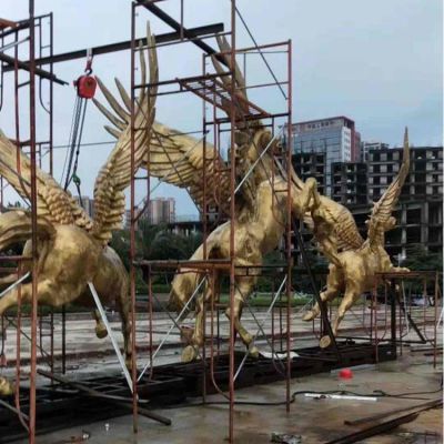 金色馬群，帶翅膀的飛馬雕塑