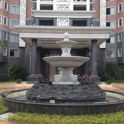 辦公大樓大門前的噴泉水缽，雙層石雕流水缽