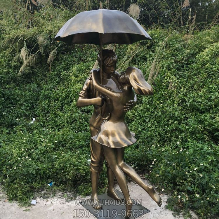 玻璃鋼情侶雕塑，撐傘擁抱的小情侶
