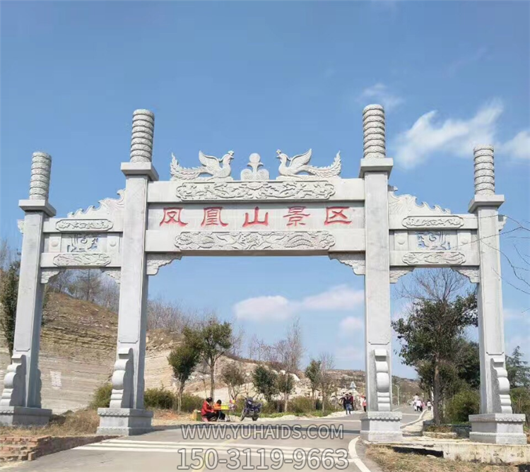 景區(qū)入口石牌坊，沖天式三間四柱牌坊雕塑