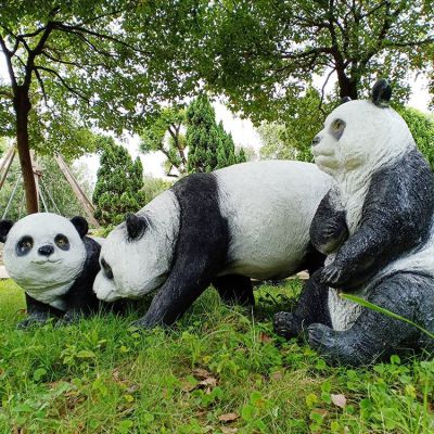 玻璃鋼熊貓雕塑，園林草叢動物擺件