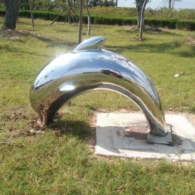 鏡面不銹鋼海豚，園林草坪躍出地面，鉆入地底的海豚