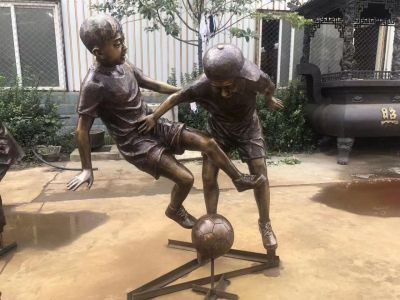鑄銅踢球小孩子，校園運(yùn)動(dòng)人物雕塑擺件