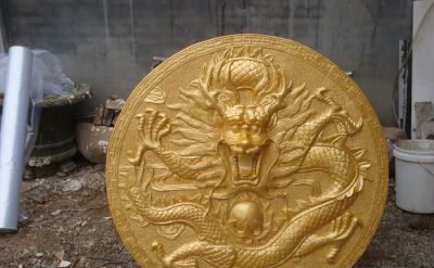 室內(nèi)創(chuàng)意黃銅浮雕圓盤(pán)上的龍雕塑