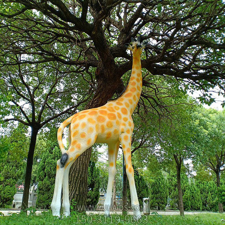 玻璃鋼仿真長(zhǎng)頸鹿，公園園林草坪動(dòng)物景觀雕塑