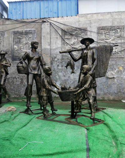 村莊廣場(chǎng)擺放出海打魚歸來(lái)裝魚人物青銅雕塑