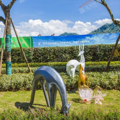 玻璃鋼抽象鹿雕塑，小區(qū)園林抽象動物擺件