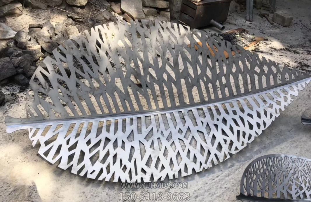 售樓部噴漆不銹鋼鏤空樹(shù)葉雕塑