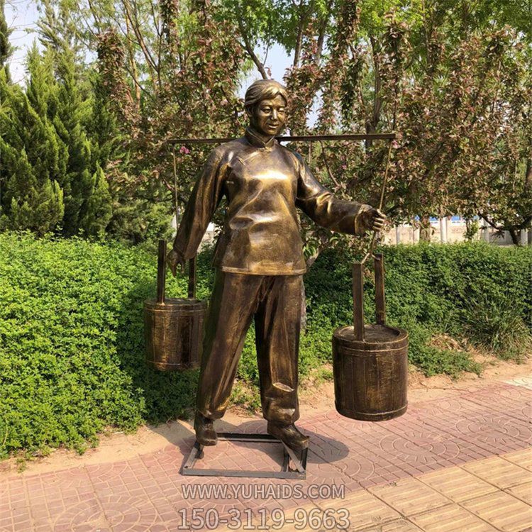 挑水的婦女，玻璃鋼仿銅勞動(dòng)人物民俗生活雕塑