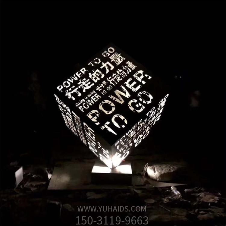 不銹鋼戶(hù)外園林景觀鏤空發(fā)光魔方雕塑