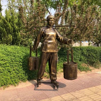 挑水的婦女，玻璃鋼仿銅勞動(dòng)人物民俗生活雕塑