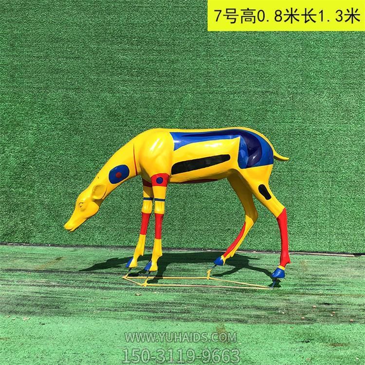 彩繪鹿，低頭玻璃鋼鹿雕塑