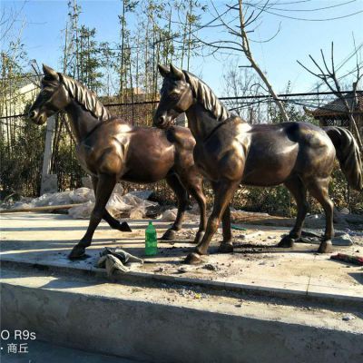 銅雕馬兒，肌肉強(qiáng)健的馬雕塑