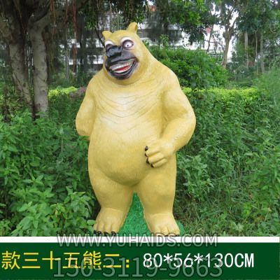 花池邊擺放著一只捧腹大笑的玻璃鋼卡通熊出沒(méi)雕塑