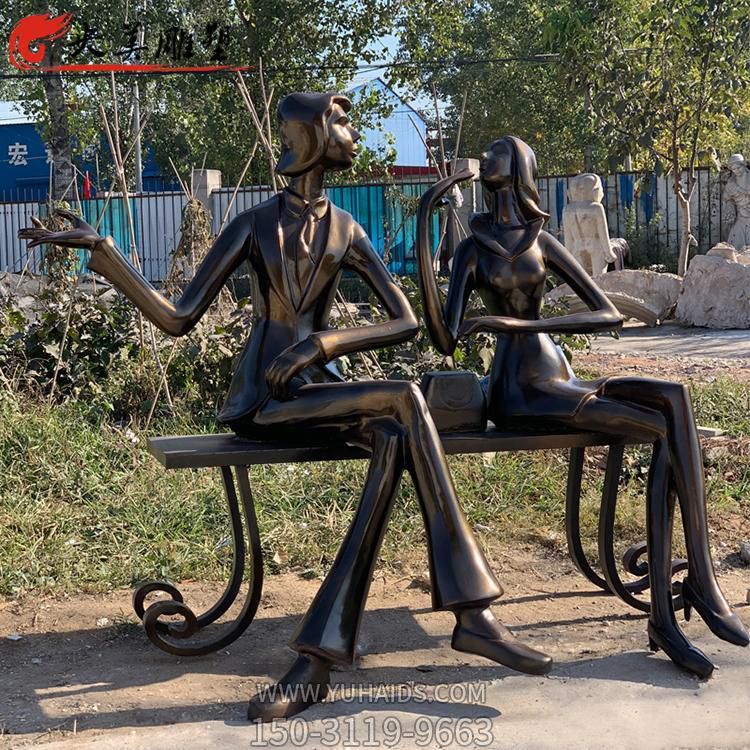 玻璃鋼情景雕塑，一對(duì)男女坐在鐵藝長(zhǎng)凳上手舞足蹈地交談