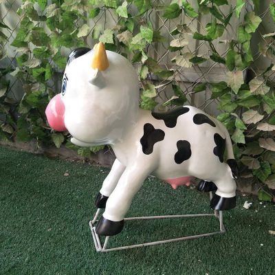 玻璃鋼卡通戶(hù)外園林景觀小奶牛雕塑