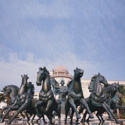 廣場(chǎng)大型玻璃鋼仿銅阿波羅展翅景觀雕塑，戶外園林馬群雕塑