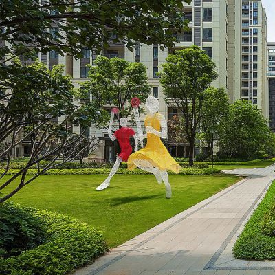 傳遞火炬，鐵藝網(wǎng)格彩色運(yùn)動主題人物雕塑