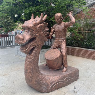 劃龍舟，龍頭龍舟敲大鼓的情景景觀雕塑