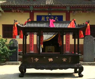 金佛寺大殿門(mén)前擺放鑄鐵八柱香爐