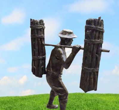 古代銅雕鄉(xiāng)村挑柴的老人雕塑、