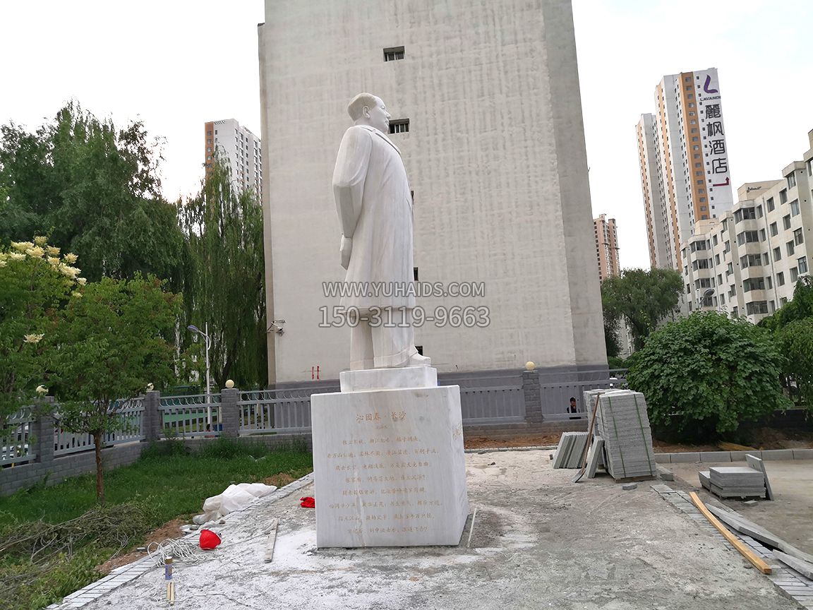 青海石油博物館，漢白玉毛主席石雕像，側(cè)視效果
