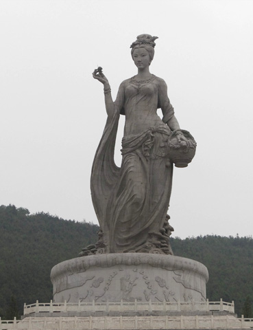 神女：總高51.9米，由1160塊花崗石構(gòu)成，自重1000多噸的茶山神女